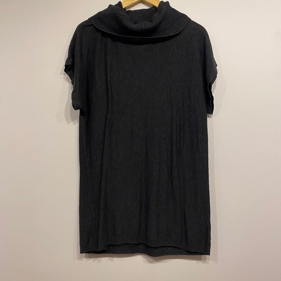 Vince Camuto Grey Short Sleeve Cowl Neck Light Weight Tunic Sweater Size Small - Picture 1 of 4